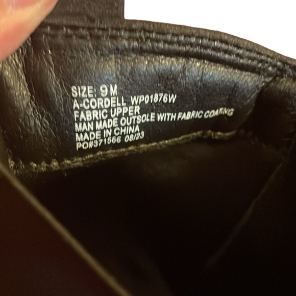 Anneliese women black, ankle boots w/ zipper sides. Has stretch side. Size 9M - Picture 10 of 10